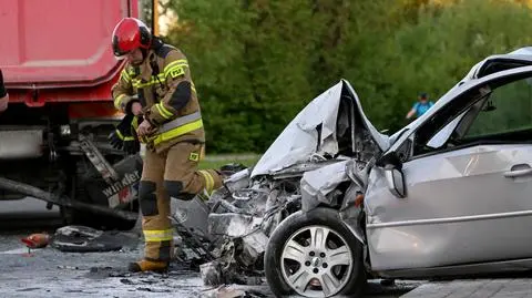 Rozpędzony samochód uderzył w tył ciężarówki. Kierowca w szpitalu