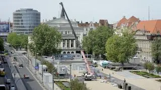 Na placu Wolności pojawił się dźwig