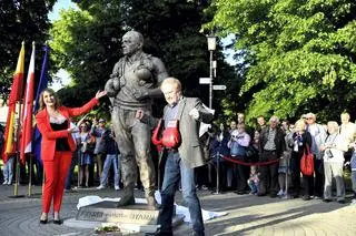 Warszawa, 21 maja 2019, prawnuczka Feliksa "Papy" Stamma Paula Stamm i Daniel Olbrychski podczas odsłonięcia pomnika legendarnego trenera