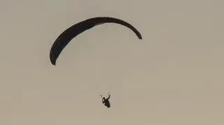 Paralotniarz spadł podczas lotu. Zmarł w szpitalu