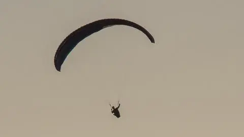 Paralotniarz spadł podczas lotu. Zmarł w szpitalu