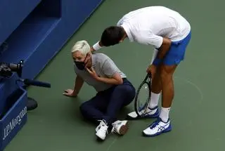 Trafił piłką panią arbiter (US Open 2020)