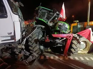 Ciężarówka wjechała w blokujące ciągniki