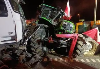 Ciągnik zniszczony podczas blokad dróg, odszkodowania nie będzie