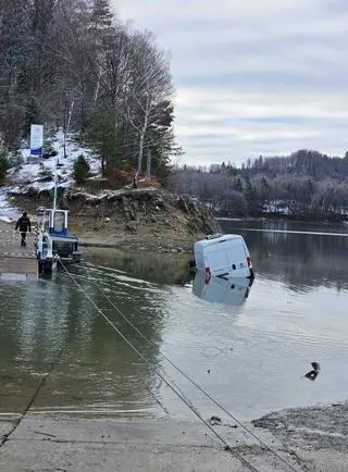 Droga na co dzień znajduje się nieznacznie pod wodą. Można tamtędy swobodnie przejechać
