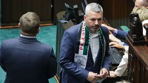 Maciej Konieczny w szaliku z napisem "Palestine" na sali plenarnej Sejmu 