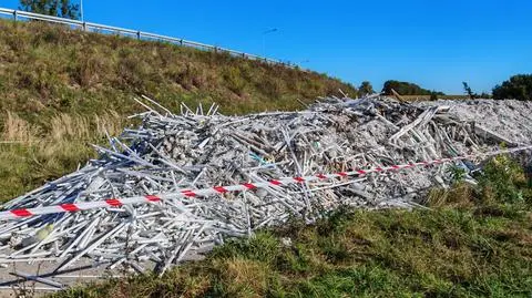 W Anielinie pod Strykowem nieznany sprawca wyrzucił 10 ton jarzeniówek na polu
