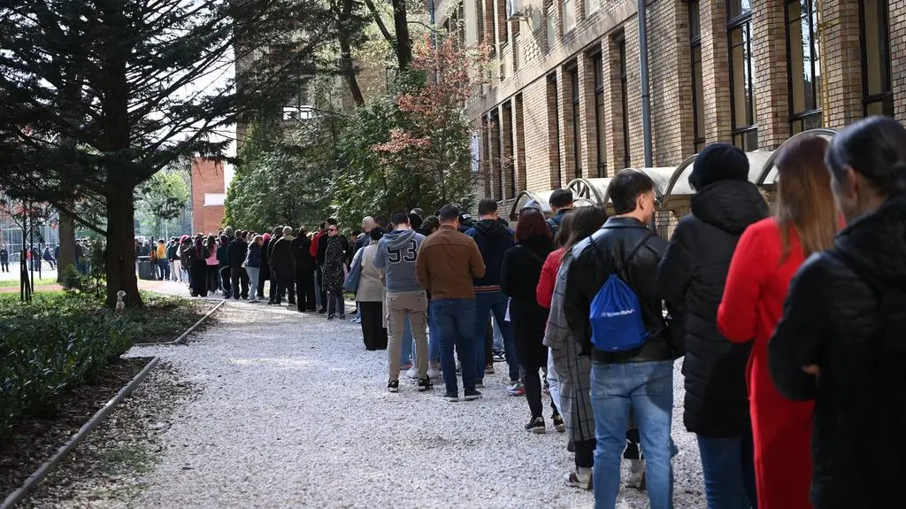 Wybory na Węgrzech. Kolejka do lokalu wyborczego w Budapeszcie