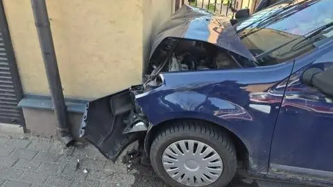 Samochód wbił się w budynek