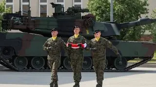 Uroczystość na terenie 1 Warszawskiej Brygady Pancernej w Warszawie-Wesołej