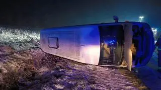 Autobus wjechał do rowu i się przewrócił
