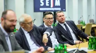 Posłowie PiS Marek Ast i Przemysław Czarnek na posiedzeniu sejmowej komisji
