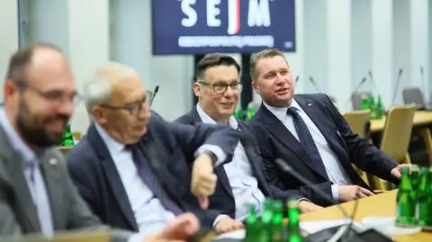 Posłowie PiS Marek Ast i Przemysław Czarnek na posiedzeniu sejmowej komisji