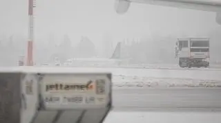 Samolot Polskich Linii Lotniczych LOT przylatujący z Warszawy wypadł z drogi kołowania po lądowaniu na lotnisku w Wilnie 