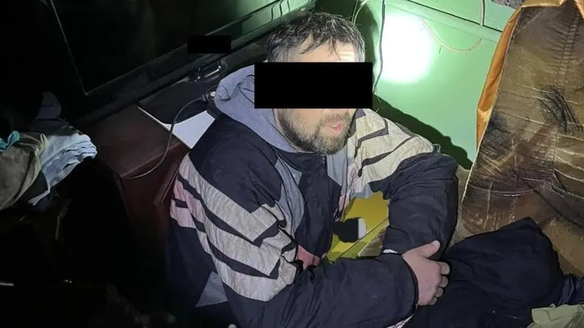 Od miesięcy ukrywał się w lesie. Wpadł, kiedy włamał się do jednego z domów