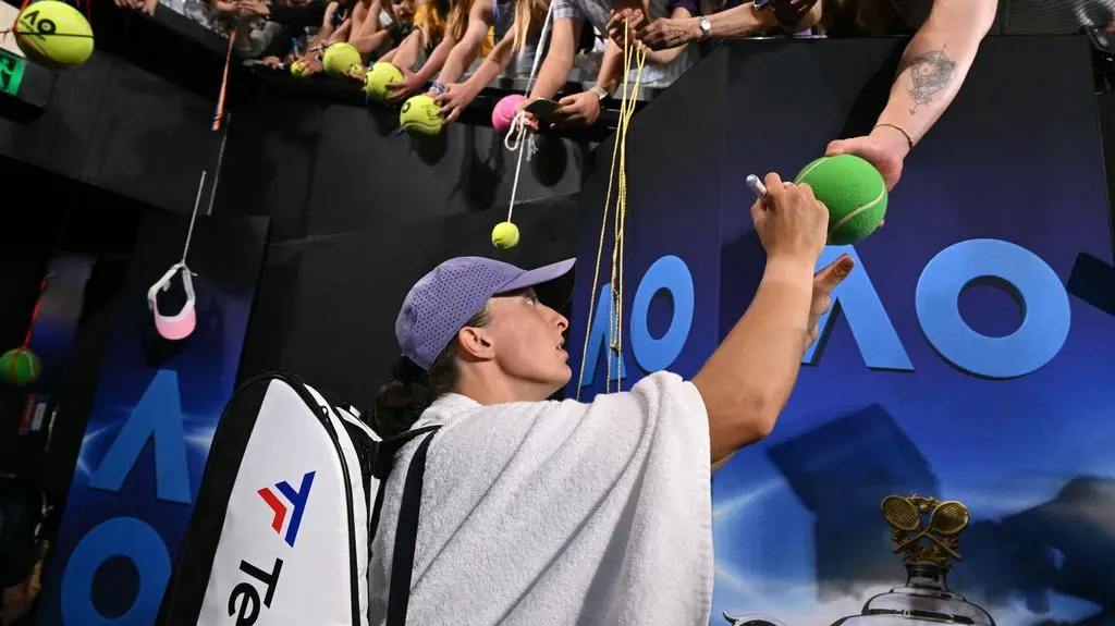 "Trudno wytłumaczyć kobiecy tenis". Świątek po pełnym zwrotów akcji triumfie