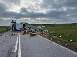 Ciężarówka z cytrusami przewróciła się w Jarantowicach