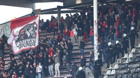 Bomby dymne ukryte pod siedzeniami na stadionie. Prokuratura wszczęła śledztwo 