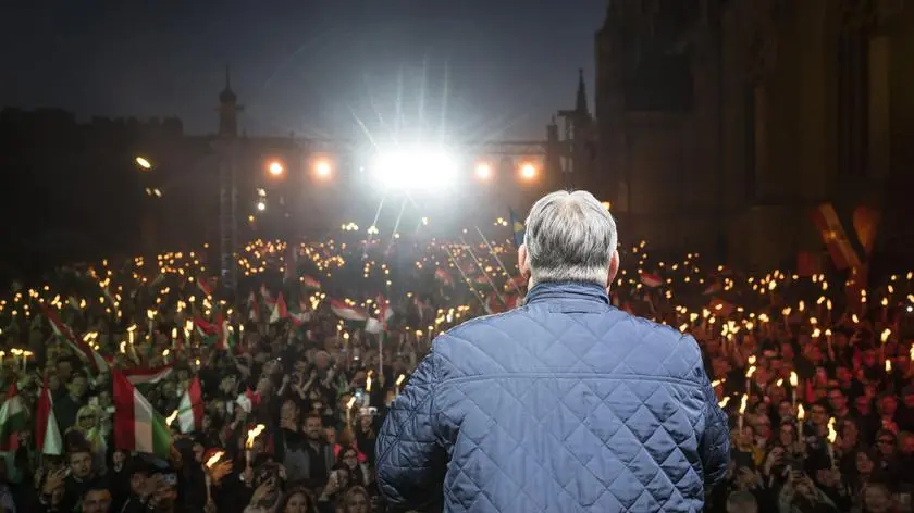 Przyczółek trzech mocarstw. Komu służył Orban?