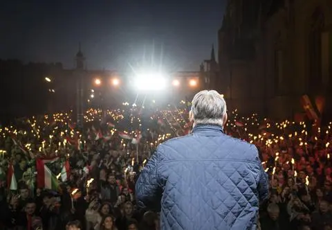 Wielkie pieniądze za specjalne "usługi". Komu służył Orban?