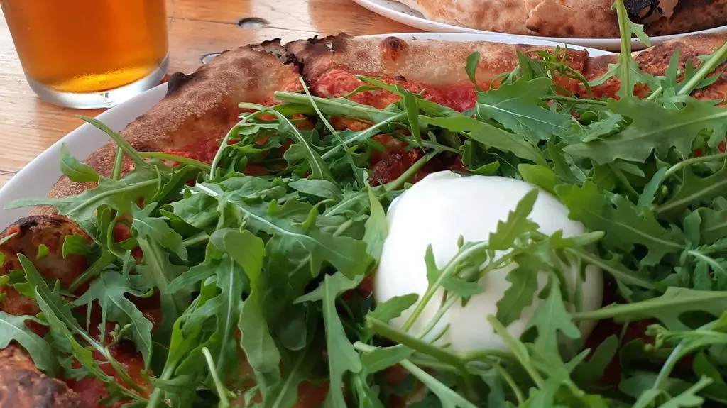 Z rucolą i serem burrata