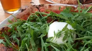 Z rucolą i serem burrata