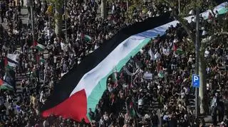 W Barcelonie protestujący maszerowali z ogromną flagą palestyńską