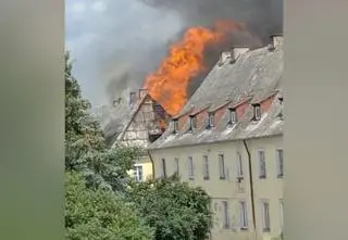 Ogień na poddaszu kamienicy. Ewakuacja 40 osób, apel burmistrza