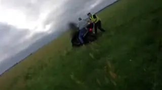 Funkcjonariusze pieszo dogonili kierującego motorowerem 