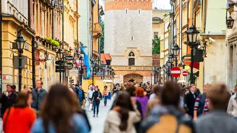 ludzie ulica krakow stare miasto polska shutterstock_289616486