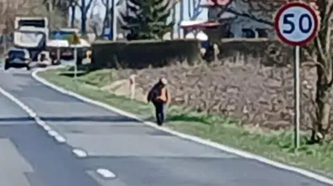 Mieszkańcy narzekają na brak chodnika wzdłuż drogi