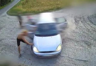 Niemal rozjechali, później rzucili się w pogoń. Policja pokazuje nagranie