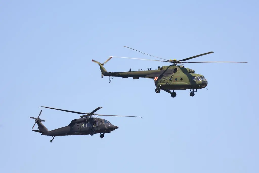 Samoloty i helikoptery nad Wisłostradą