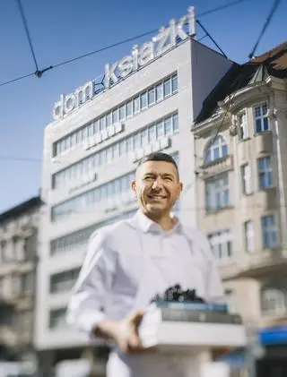 Szefem kuchni w restauracji w Domu Książki jest Paweł Salamon