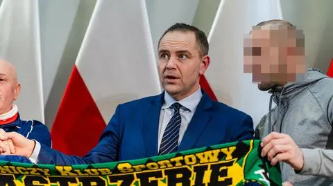 Karol Nawrocki w Jastrzębiu-Zdroju 3 lutego 2025 roku, według Wyborczej z prawej mężczyzna skazany za rozbój