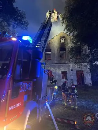 Pożar budynku przy pałacu w Piekarach 