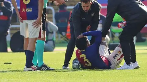 Dostał cios w gardło, wymiotował krwią. Wiadomo, kiedy wróci na boisko