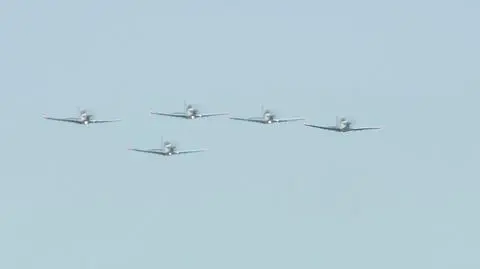 Samoloty i helikoptery nad Wisłostradą 