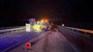 Ciężarówka wjechała w pracowników na autostradzie