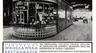 Reklama Warsu z wrocławskim dworcem w tle
