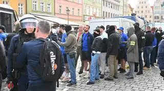 Kibice Chelsea FC Londyn na Rynku we Wrocławiu, po starciu z kibicami Realu Betis Sewilla, przed meczem finałowym piłkarskiej Ligi Konferencji