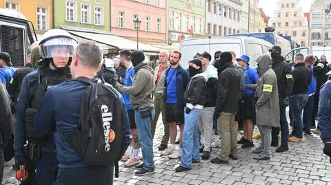 Kibice Chelsea FC Londyn na Rynku we Wrocławiu, po starciu z kibicami Realu Betis Sewilla, przed meczem finałowym piłkarskiej Ligi Konferencji