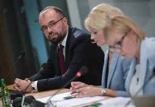 Tusk o tym, co znaleziono w mailach. "Kup połówkę dla tego gościa, który wywiesza baner"