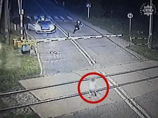 Sześcioletni chłopiec bawił się na torach kolejowych