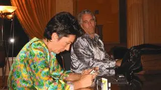 Jeffrey Epstein i jego partnerka Ghislaine Maxwell na zdjęciu opublikowanym przez Departament Sprawiedliwości USA