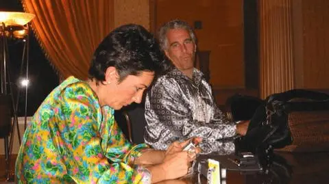 Jeffrey Epstein i jego partnerka Ghislaine Maxwell na zdjęciu opublikowanym przez Departament Sprawiedliwości USA