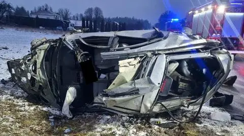 Pijany kierowca uderzył w bariery ochronne i dachował. Pasażerka walczy o życie