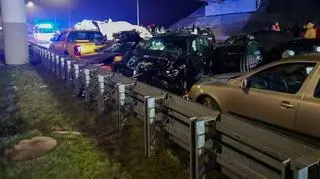 Karambol kilkunastu aut na drodze ekspresowej. Są ranni 