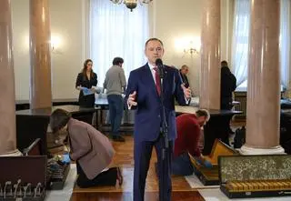 "Stoi na tle mebla, dzięki któremu znalazł się w ogóle w tym pałacu"