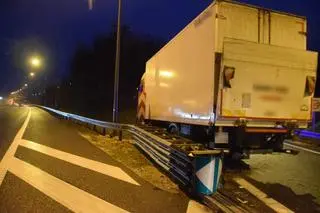 Ciężarówka uderzyła w bariery